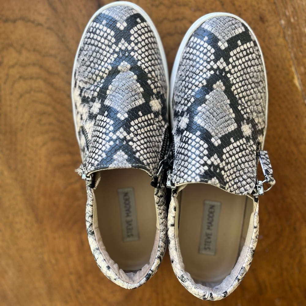 Steve Madden Glaammar size sip sneaker. Snake print. Size 8.5